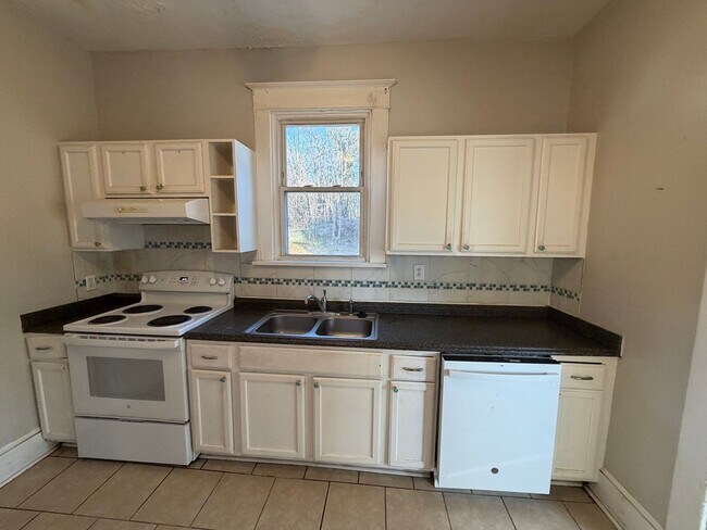 Building Photo - Charming 4bdrm/1.5bth Home Located in Richmond's North Highland Park w/Balcony!!