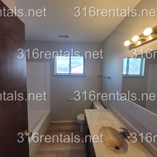 Building Photo - $850- 2 bed 1 bath - Townhomes