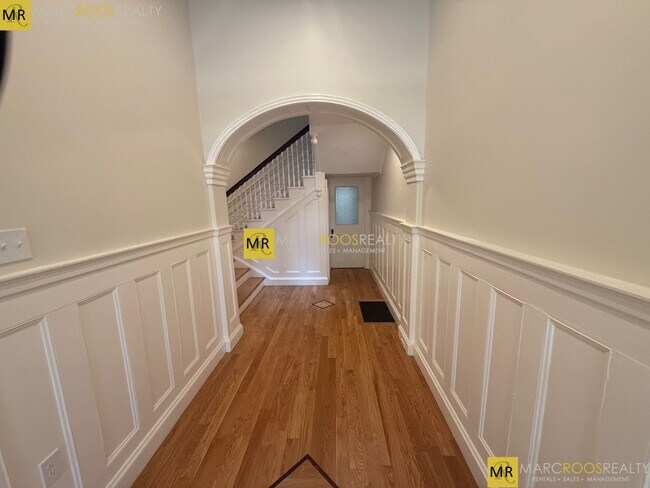 Primary Photo - 1755 Beacon St