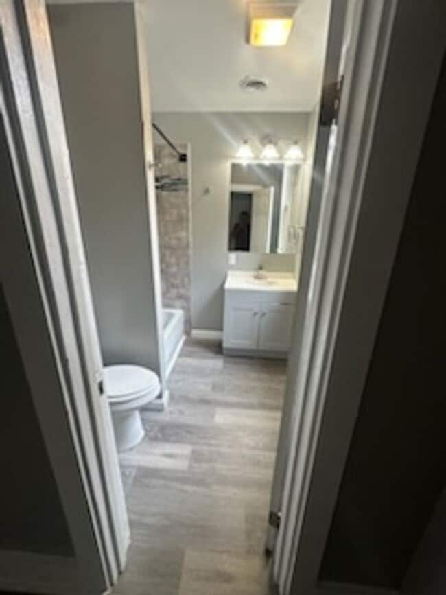 Building Photo - Newly updated 2 bedroom 1 bath apartment for rent