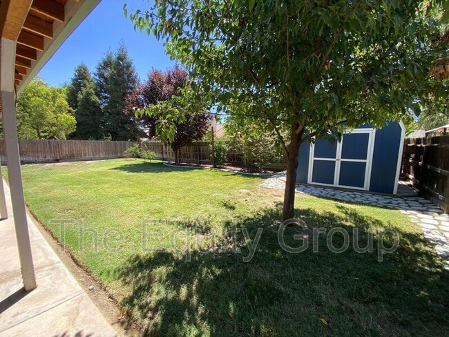 Building Photo - 2643 W Oakridge Ave