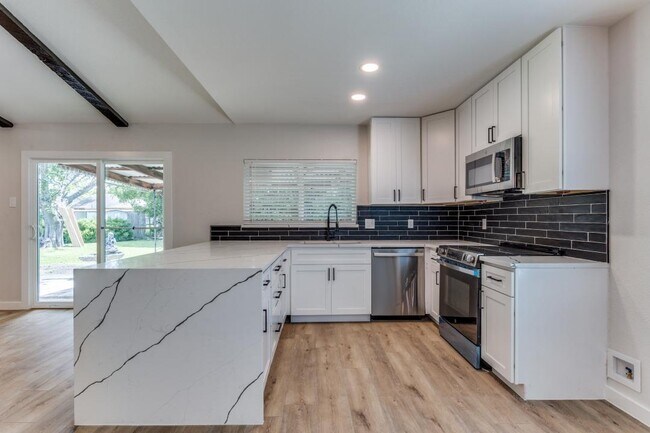 Building Photo - 4825 Cloverdale Ln