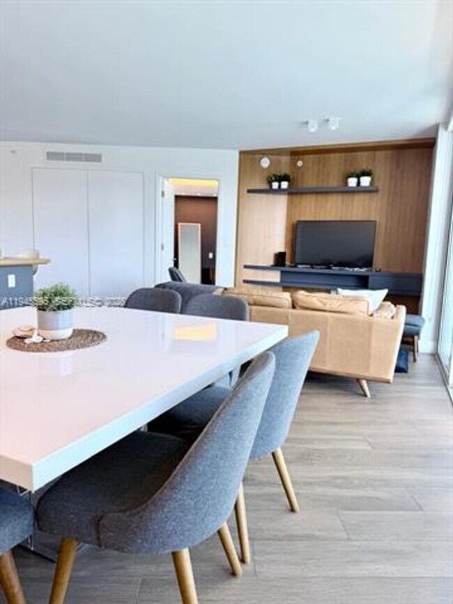 Building Photo - 9821 E Bay Harbor Dr