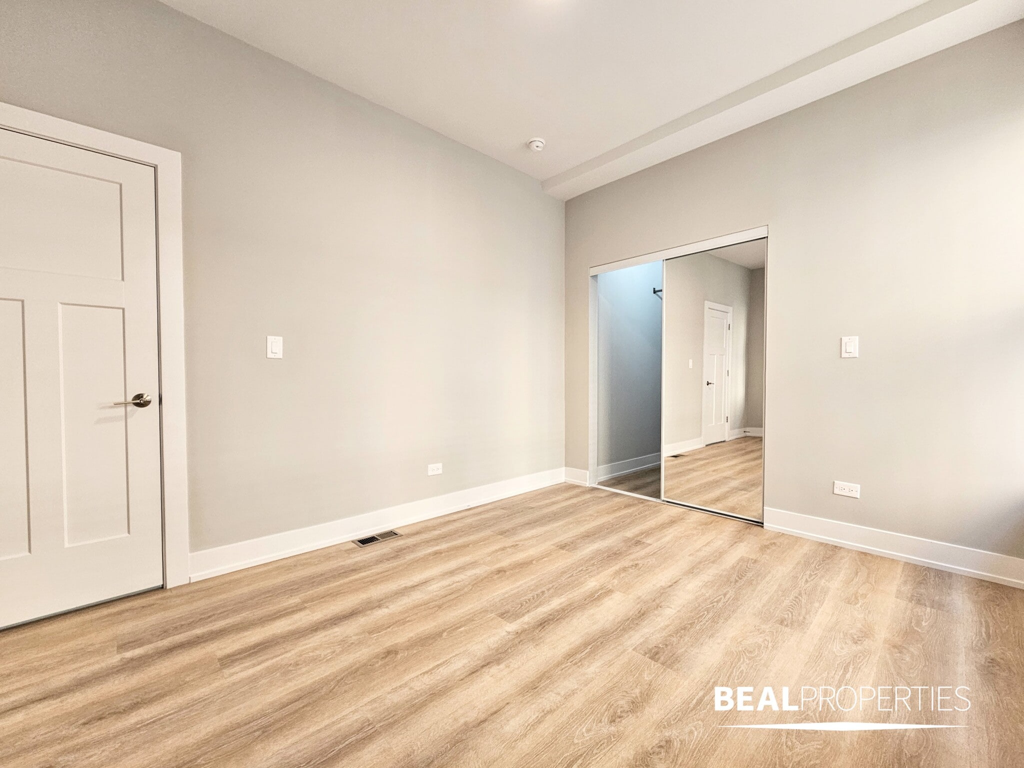 Building Photo - 428 W Belden Ave