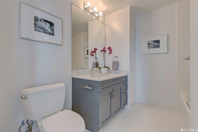 Building Photo - 2 BD 1.5BA Condo with Views! Location! Pen...