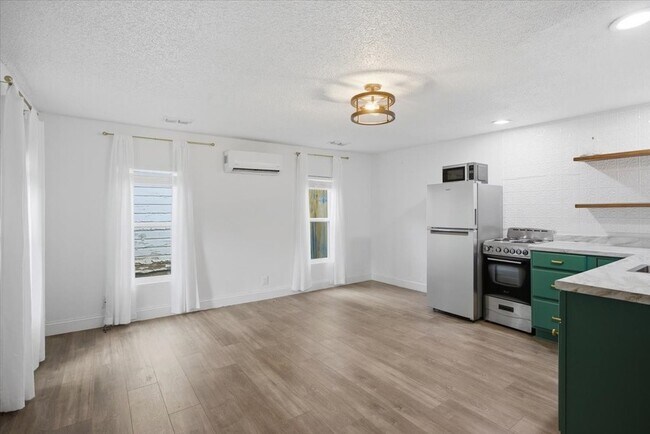 Building Photo - 4024 Collinwood Ave