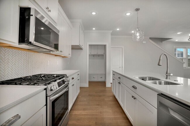 Building Photo - Beautiful 4 Bed 4.5 Bath New construction Home off of Rupple!! Pre-Leasing for Summer!