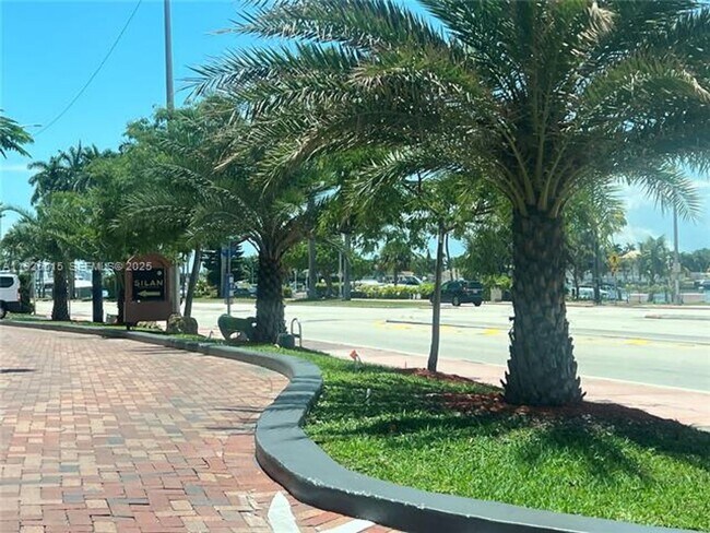 Building Photo - 225 Collins Ave