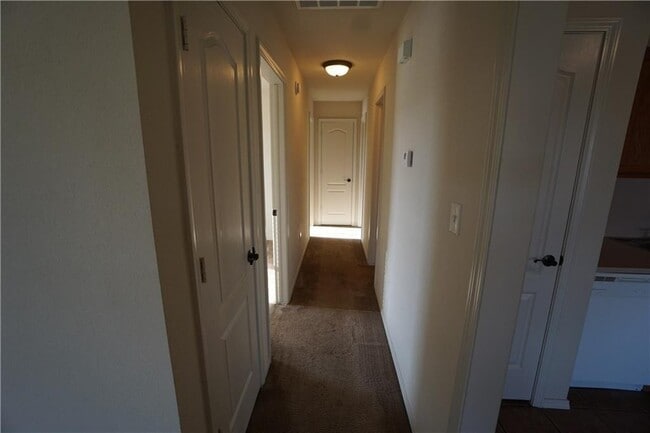 Building Photo - 3 Bedroom 2 Bath House, Total Electric, Tw...