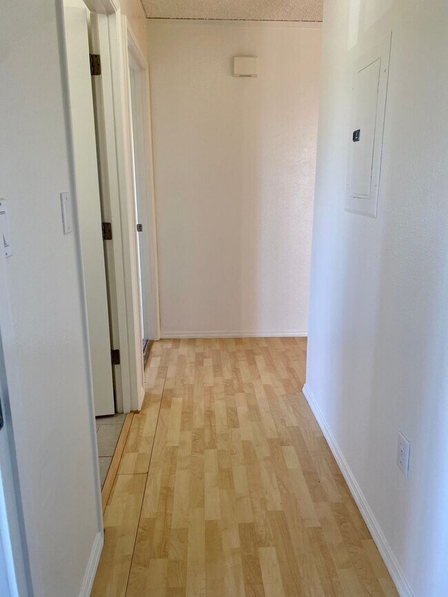 Building Photo - Available Now | 2 Bedroom, 1 Bathroom Apartment w/Scenic View from Enclosed Lanai | Kualana Knoll...