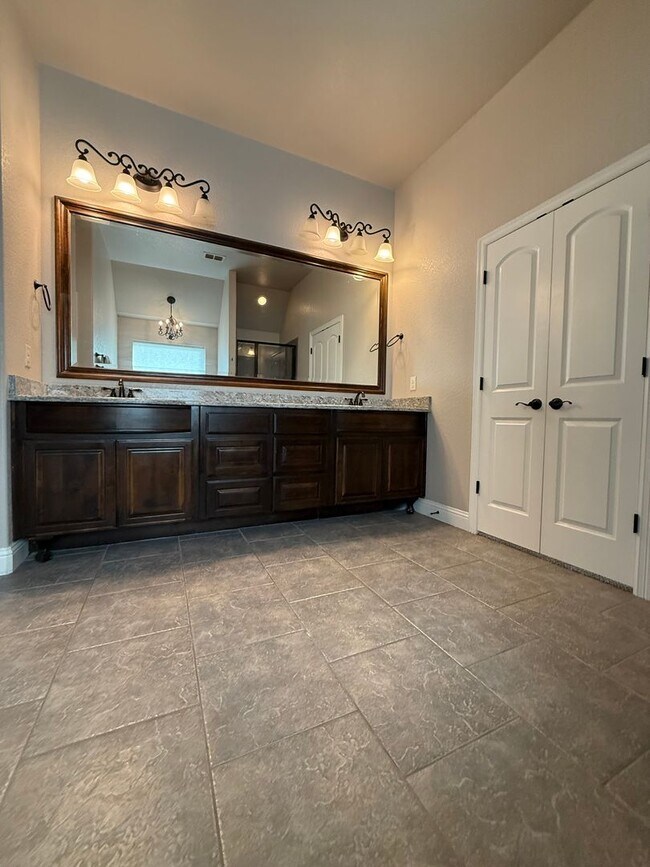 Building Photo - 3/2/2 - WATER + LAWN CARE Included + COMMUTER FRIENDLY