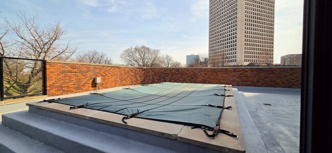 Building Photo - 5415 N Sheridan Rd