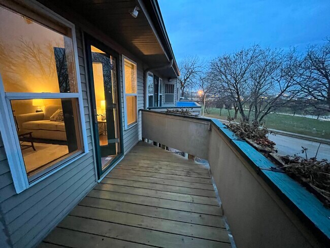 Building Photo - 2424 S Wentworth Ave