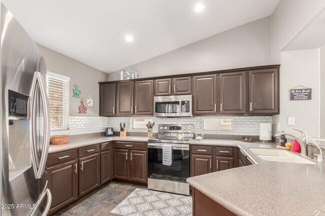Building Photo - 2560 W Canyon Way