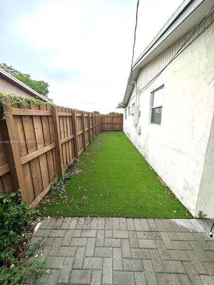 Building Photo - 2751 SW 4th Ct