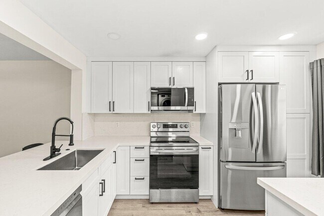 Building Photo - 2935 SW 22nd Ave