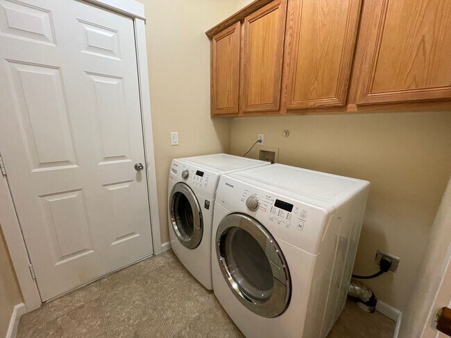 Building Photo - BEAUTIFUL TOWNHOME LOCATED IN REDMOND!