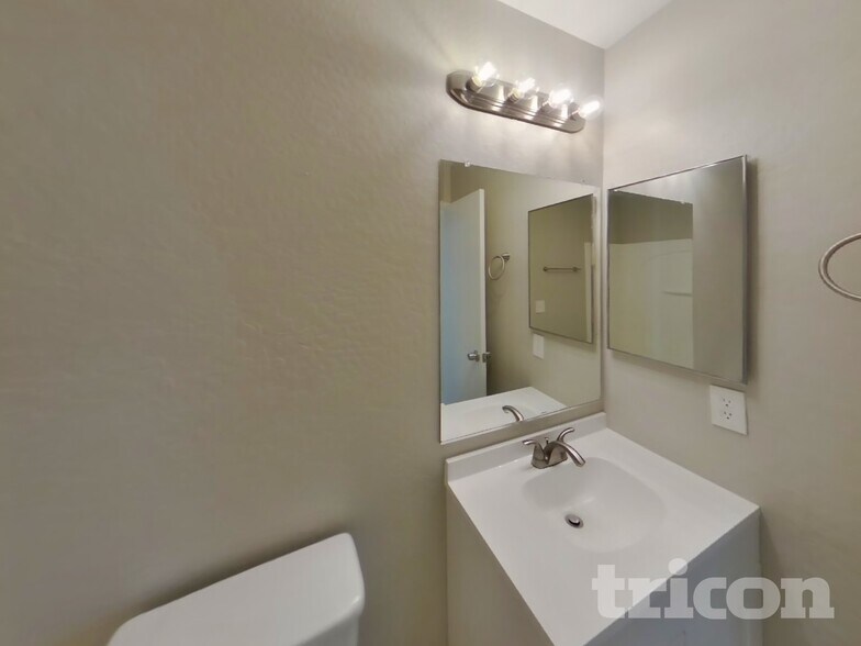 Building Photo - 2405 N 92nd Ln