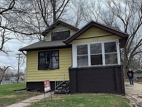 Building Photo - 212 E Maywood Ave