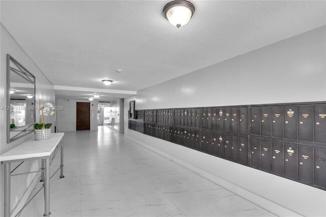 Building Photo - 9320 Fontainebleau Blvd