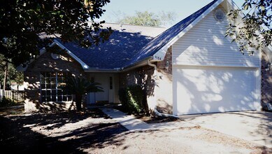 Building Photo - 4 Bedroom in Bluewater Bay (Professional Pictures Coming Soon!)