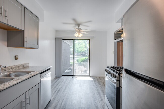 Building Photo - 889 Heatherbrook Ct