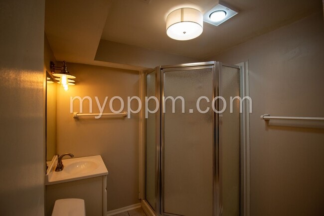 Building Photo - Spacious 4 Bed 2 Bath Home!