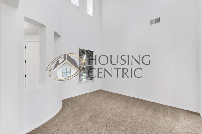 Building Photo - Beautiful Executive Home w/ Pool on 1/2 Ac...