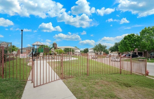 Building Photo - 5125 Knollwood