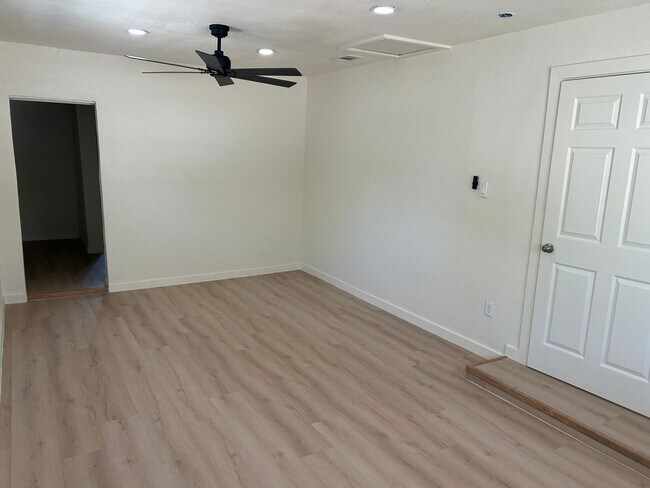 Building Photo - 2405 E Dortha Ave
