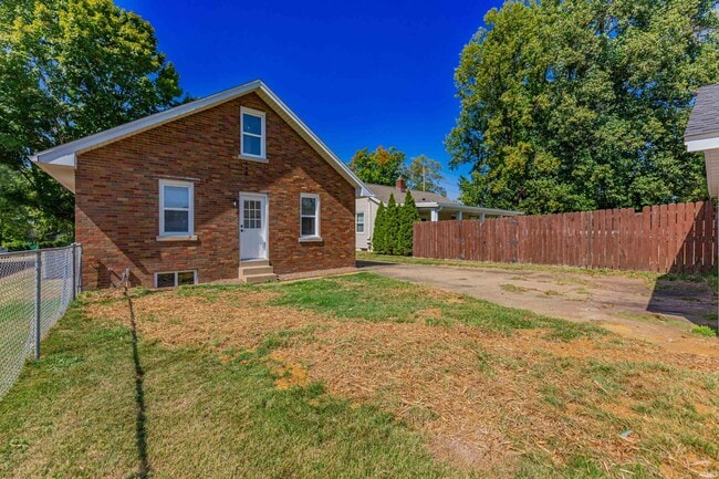 Building Photo - 808 S Cullen Ave