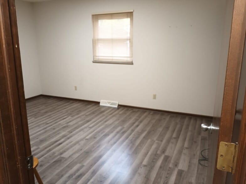 Building Photo - 812 Linworth Rd E