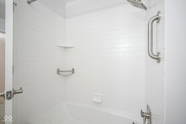 Building Photo - 10924 Lakeshore Dr W