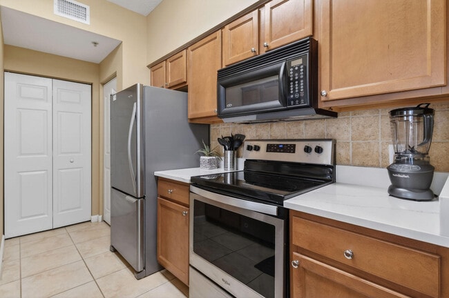 Building Photo - 3202 Myrtlewood Cir E