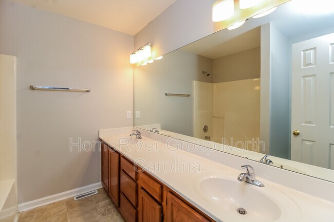 Building Photo - 7103 Thornaby Dr