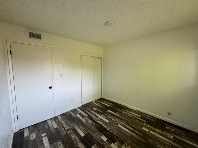Building Photo - Adorable UPDATED 2bd/2bth duplex in Sacramento!