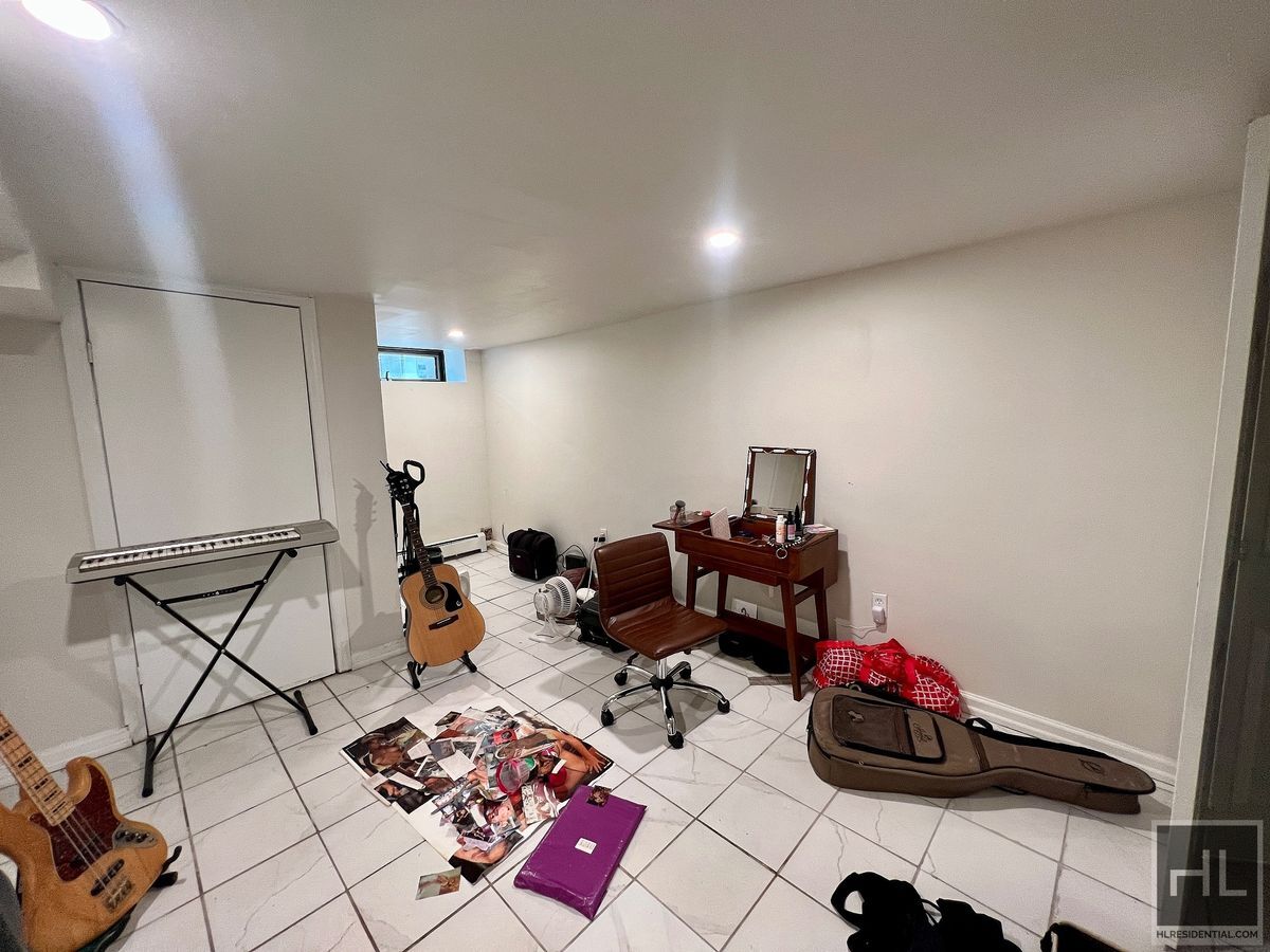 Building Photo - 1BR 1BA Townhouse All Utilities Included On Tree Lined Bushwick/Ridgewood Border