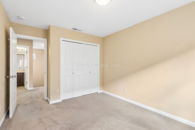 Building Photo - Spacious 4 BR 2.5 BA Home in Damascus