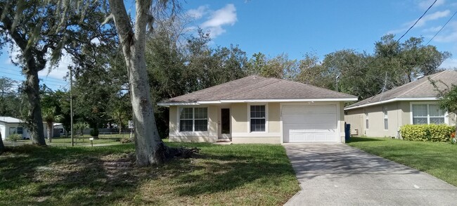 Primary Photo - 4 bedroom home on large corner lot in Dayt...