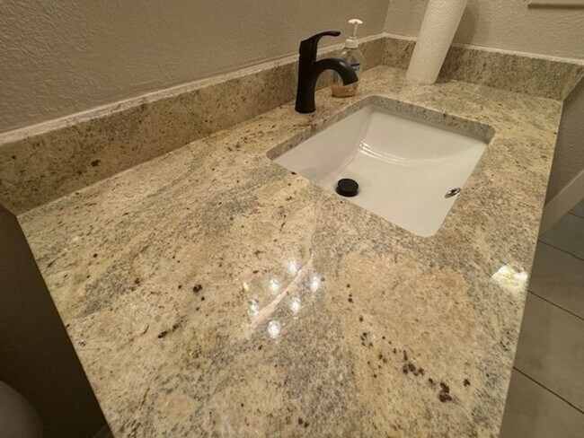 Building Photo - What a Gem! Spacious, Renovated 1-Story Ho...