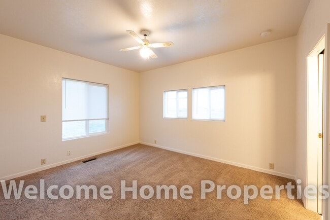 Building Photo - Beautiful Country Home on 1 Acre