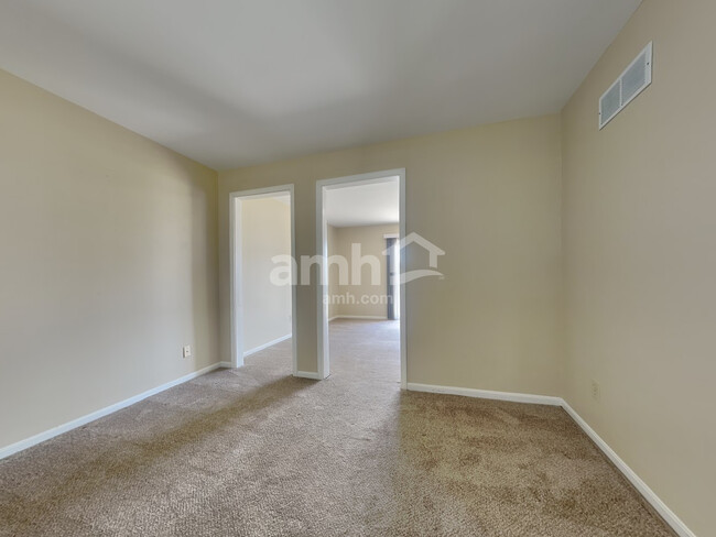 Building Photo - 6939 Sandbur Ct