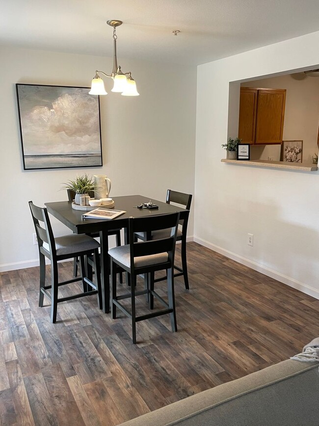 Building Photo - Townhome -2 bed 2.5 bath + bonus area