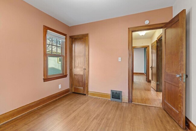 Building Photo - 2300 NE McKinley St