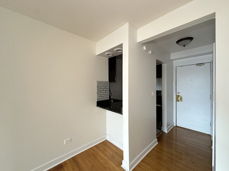 Building Photo - 6830 N Sheridan Rd