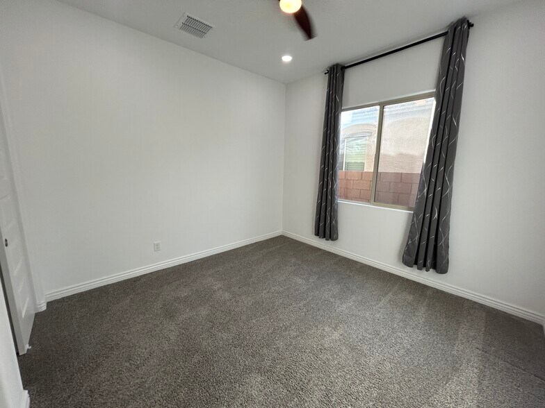 Building Photo - 8731 W Wagon Wheel Dr