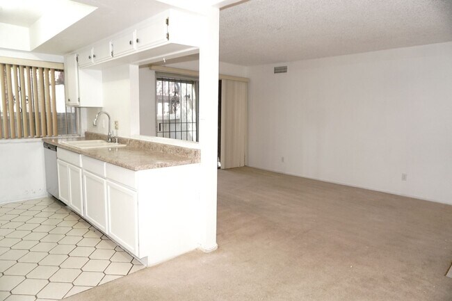 Building Photo - 1405 Vegas Valley Dr
