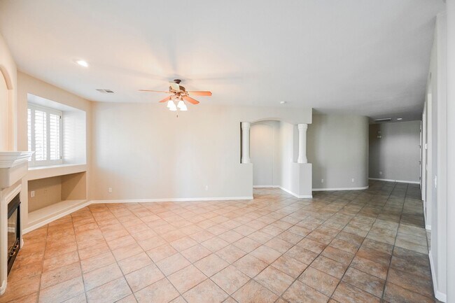 Building Photo - Beautiful 2 bd/2 bath condo in luxury gated Summerlin community ON TPC GOLF COURSE