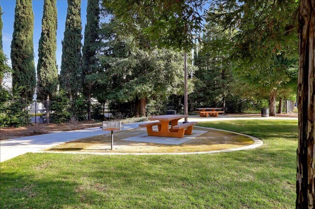 Building Photo - 890 White Moonstone Loop