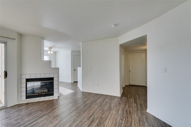 Building Photo - 698 S Racetrack Rd